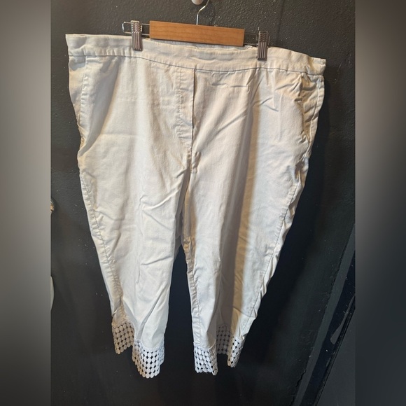 Zac & Rachel Pants - Zac and Rachel White Pull On Capri Pants